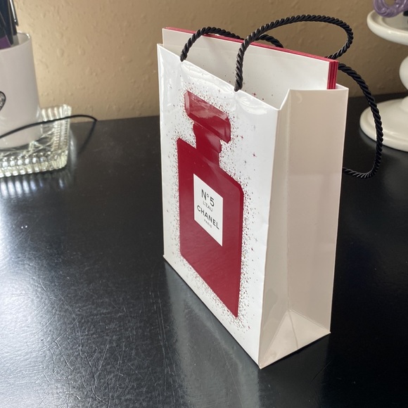 Set of 6 Chanel post cards and small paper bag. New not used. - Picture 8 of 8